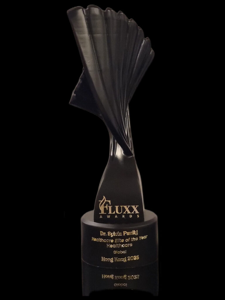 Eine elegante, schwarze Trophäe mit geschwungenem, flügelartigem Design.