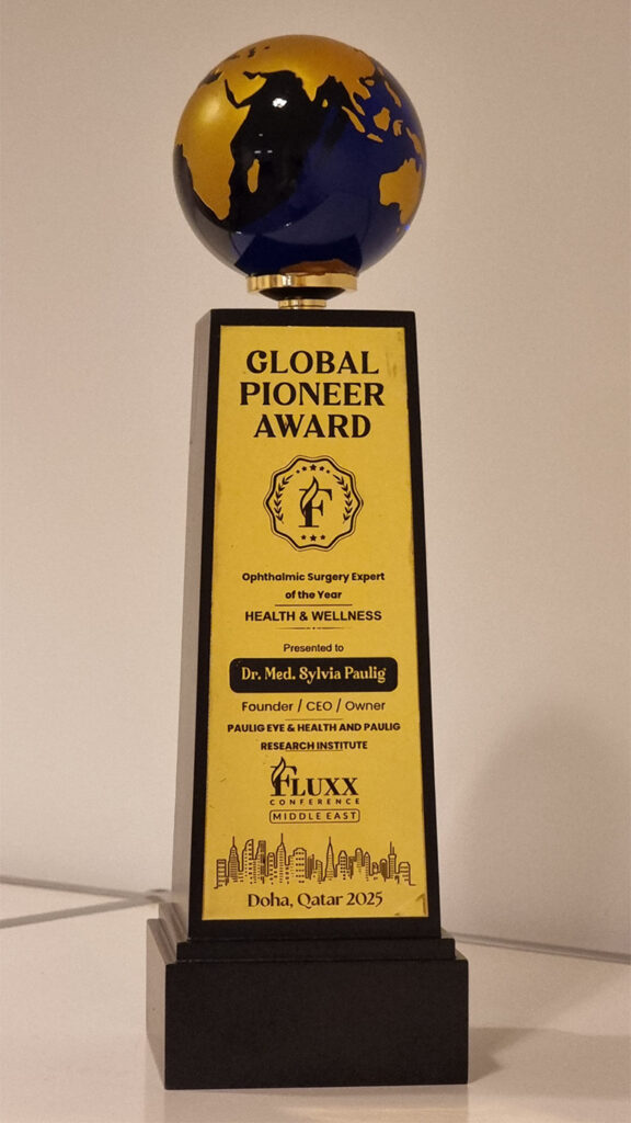 جائزة ذهبية على قاعدة سوداء تعلوها كرة تمثل الأرض مكتوب عليها نص بارز