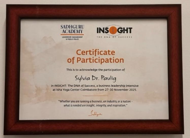 شهادة مشاركة بإطار بني عليها كتابة ملونة بخلفية بيضاء مع بعض بقع الماء