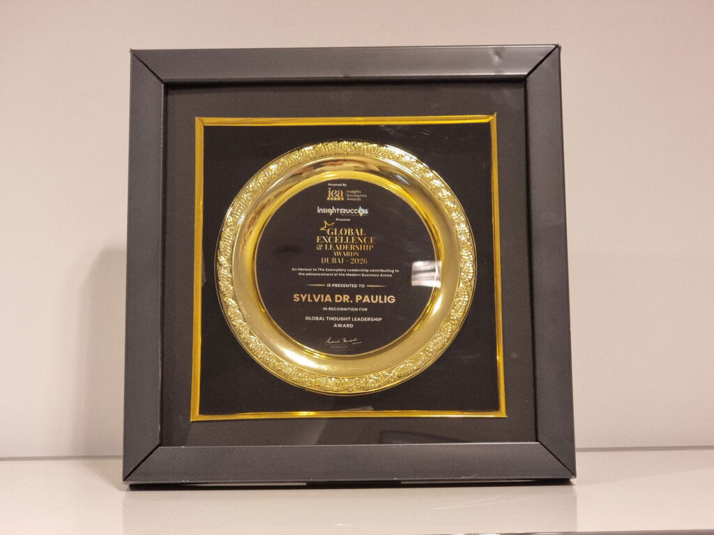 درع ذهبي في إطار أسود أنيق يحمل اسم سيلفيا مع تفاصيل محفورة