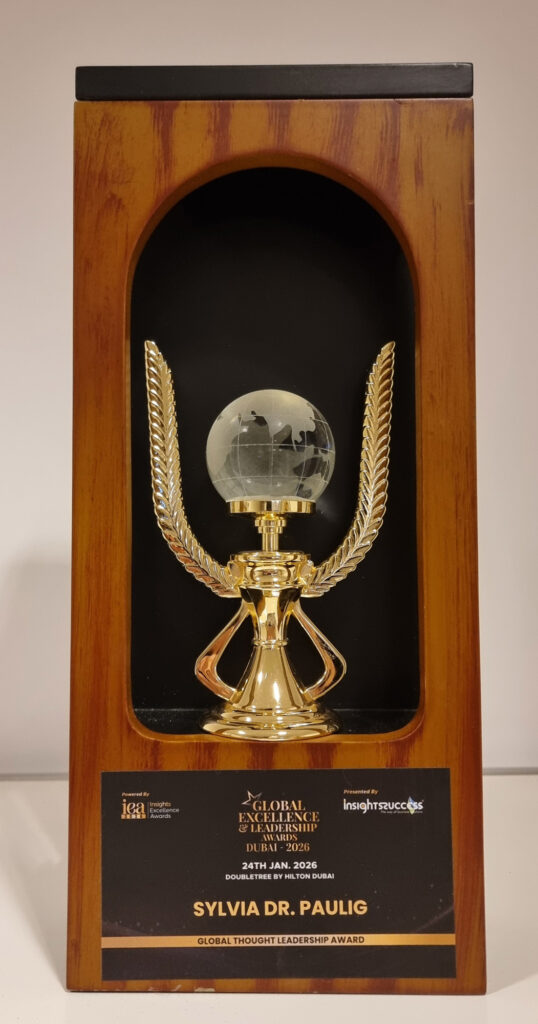 درع خشبي بلون بني مع مجسم ذهبي وكرة زجاجية وكتابات بارزة بالأسفل